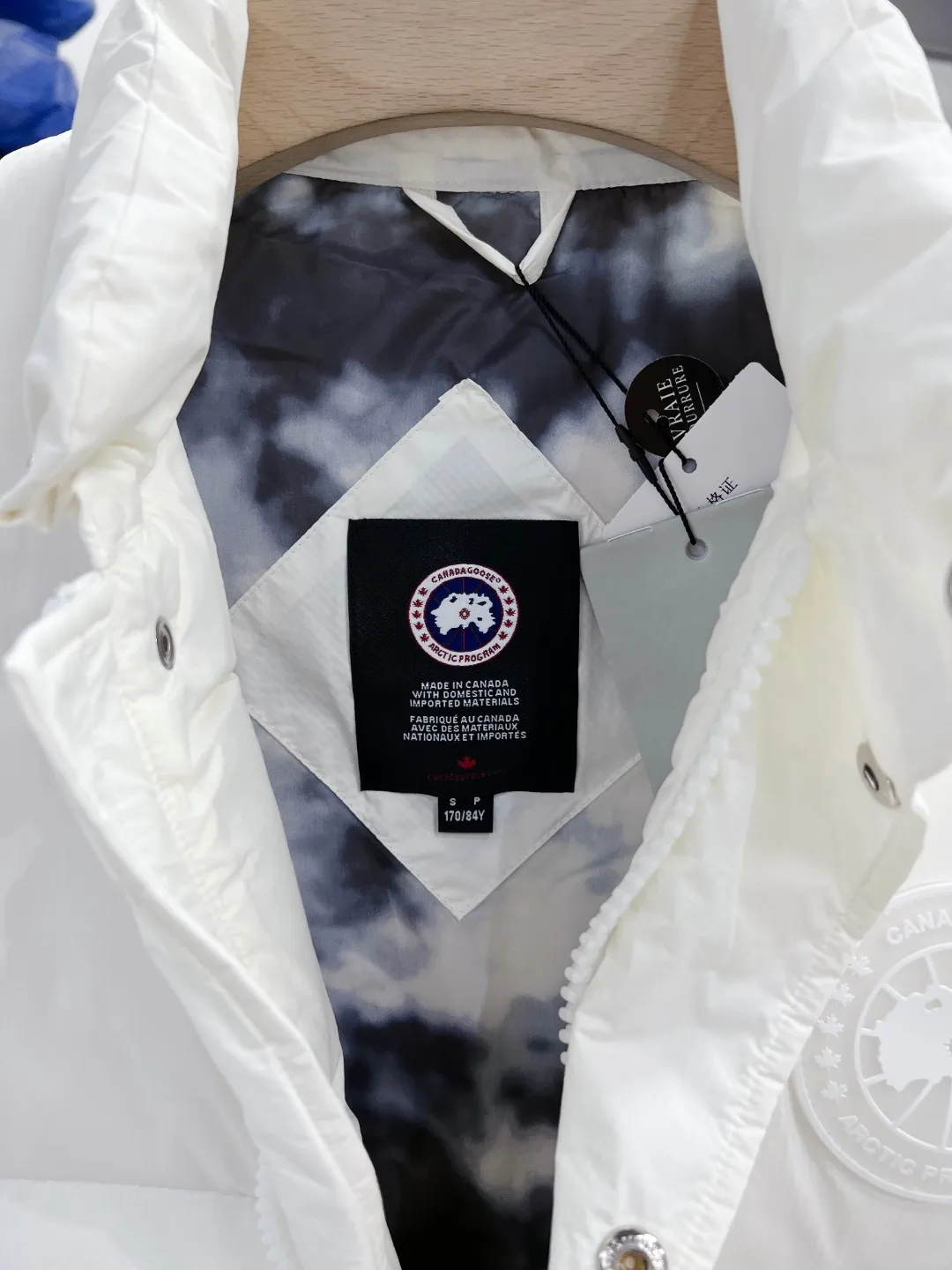 P480 𝗖𝗔𝗡𝗔𝗗𝗔 𝗚𝗢𝗢𝗦𝗘/Canada Goose White Label Glacier Vest Down Jacket Freestyle Vest THEICON This excellent down-filled vest can be freely layered with a variety of clothes, making it a favorite during the changing seasons. It's classic, versatile and provides excellent warmth. The Northern Lights capsule collection is reimagined in rich tones inspired by the stunning colors of Canada's north. The Glacial Haze capsule collection is revamped with a striking and layered color palette that evokes the feeling of being caught in the mist surrounding icebergs and glaciers. The top original replica version refers to the highest version in China (there is no one) (it is a piece of craftsmanship to make a piece of clothing that is ZP when placed in the counter) 1⃣ Made of original custom-made double plain 9500-100% nylon nylon fabric, windproof, waterproof and stain-resistant 2⃣ Filled with national standard Guangzhou Inspection white duck down, the amount of down is more than twice that of ordinary goods.  3⃣The zipper is customized from Yoshida YKK factory, with clear engraving and perfect and smooth texture. 4⃣Collar label, armband, back label, hangtag, complete anti-counterfeiting mark. Color: black, white, mood blue, melted water blue, graphite gray, purple. Size: XS S M L XL XXL